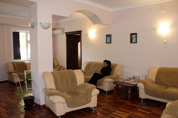 Холл для отдыха пациентов в частной ташкентской клинике; фото: mku.uz