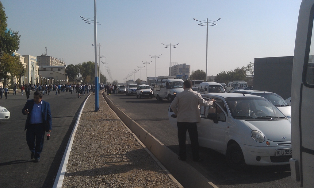 Из-за ограничения проезда на дорогах у мечети Ислом-ота образовались пробки; фото: Ц-1