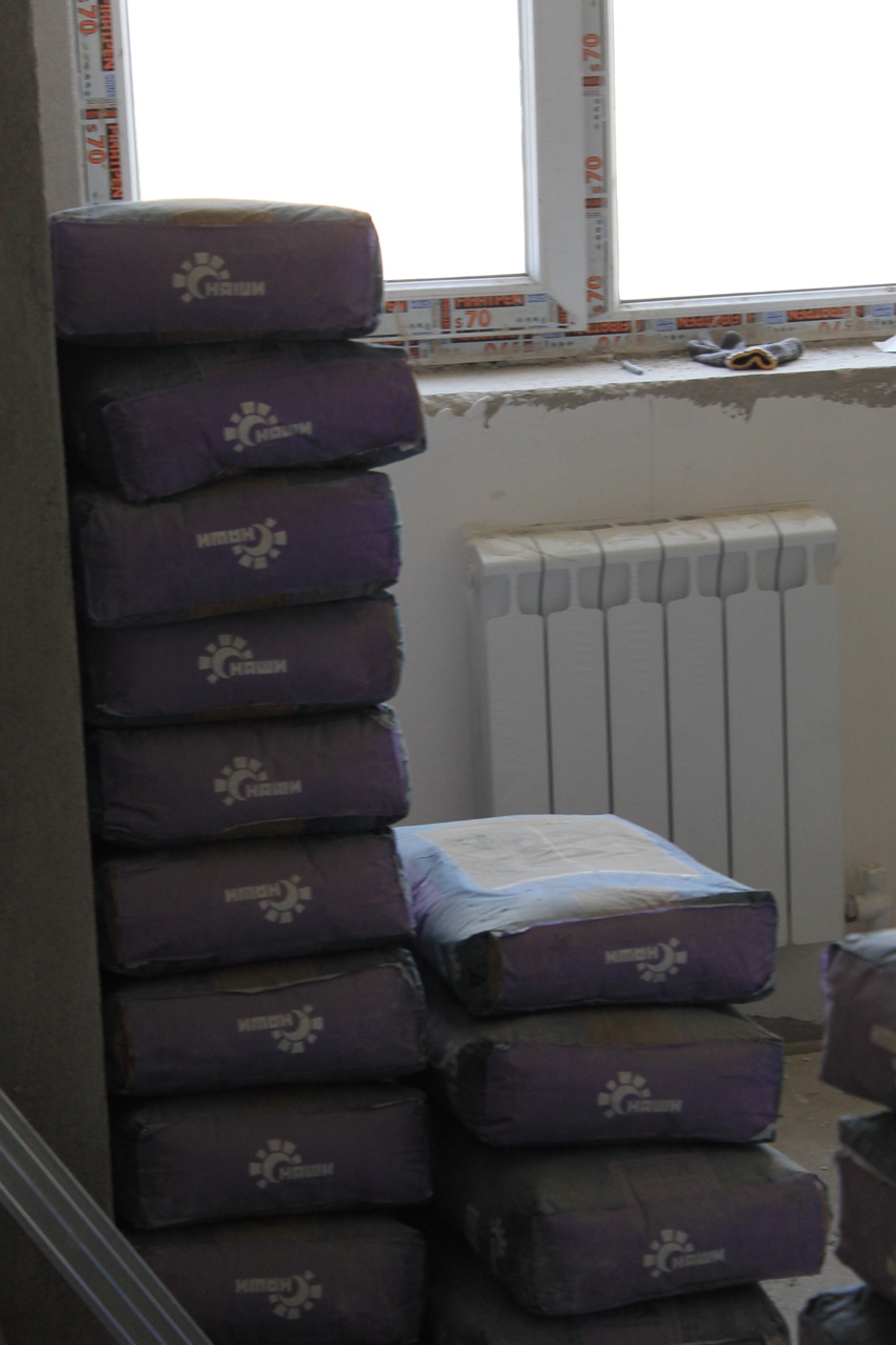 Мешки с цементом - одна и з первых покупок в процессе ремонта; фото: Ц-1