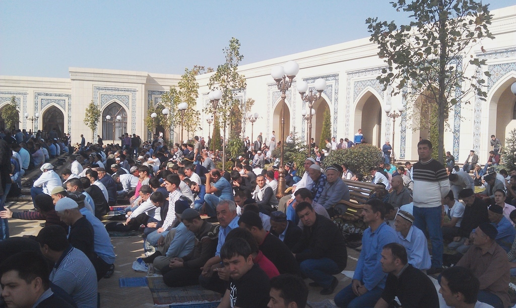 Верующие в ожидании молитвы во внутреннем дворе мечети Ислом-ота; фото: Ц-1