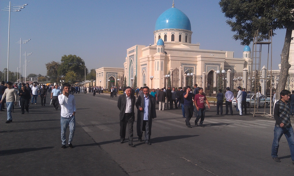 Во время молитвы за воротами мечети было многолюдно; фото: Ц-1