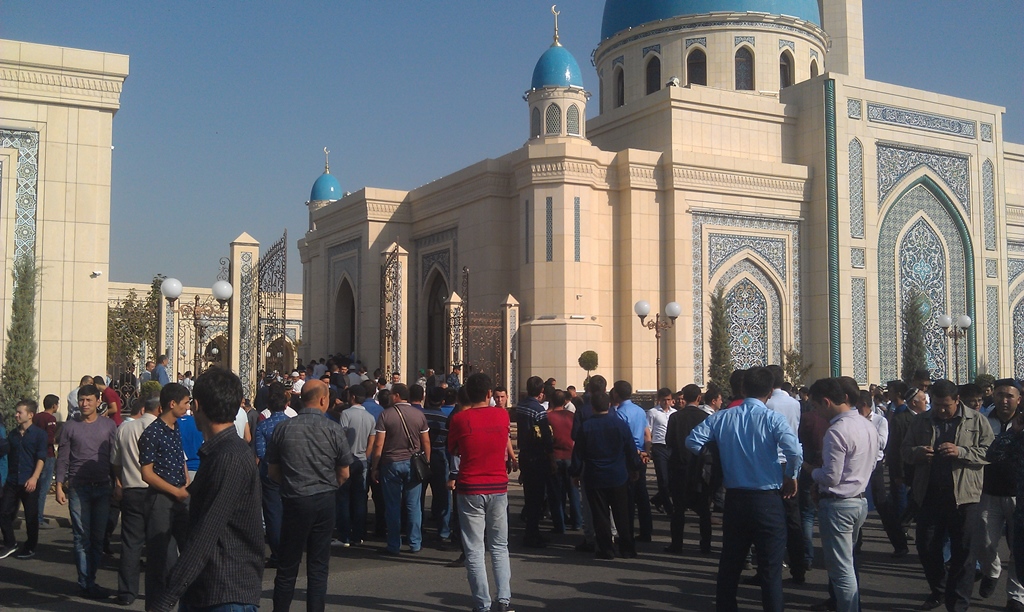 Многим пришлось молиться, стоя за воротами мечети; фото:Ц-1
