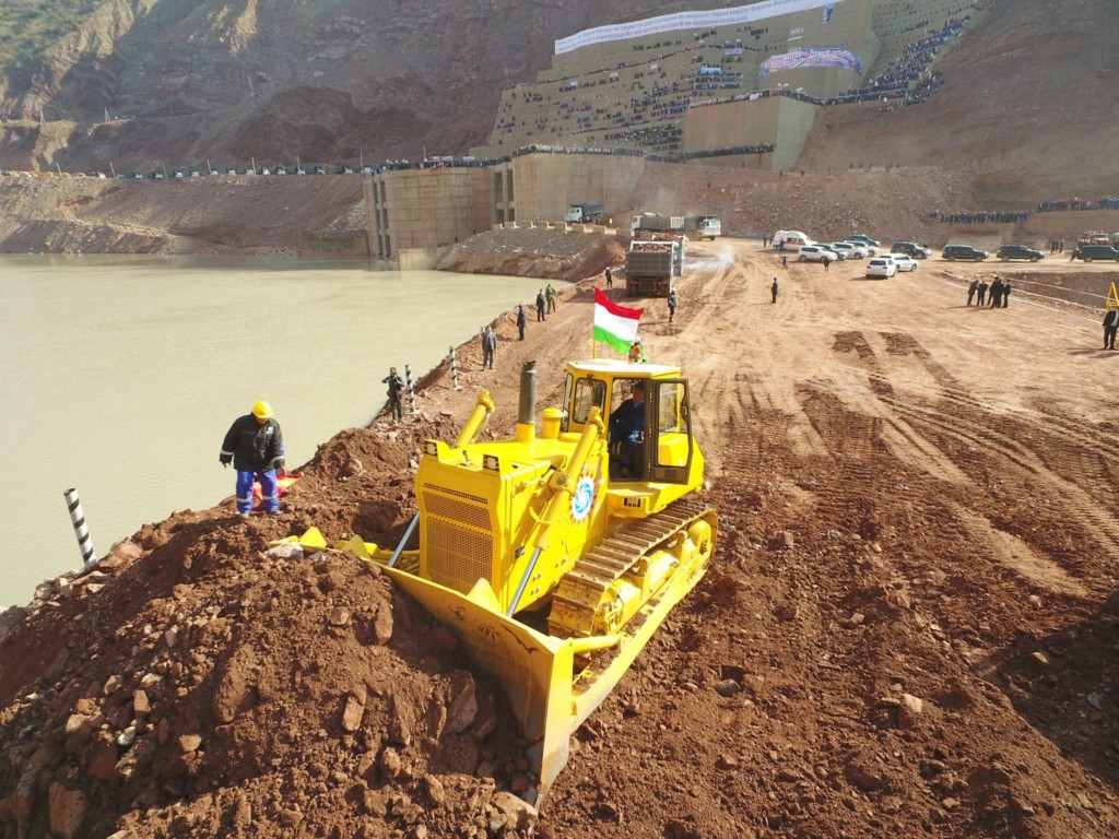 Перекрытие реки Вахш для строительства Рогунской ГЭС 29 октября 2016 года. Экскаватором управляет лично Эмомали Рахмон; фото: President.tj
