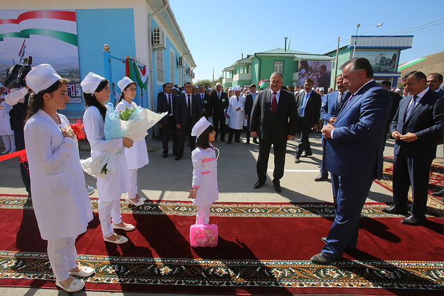 Президента Таджикистана встречают в одном из медколледжей; фото: President.tj