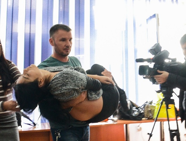 Аида Айсарова упала в обморок на пресс-конференции в Алматы 1 ноября; фото: Романа Егорова
