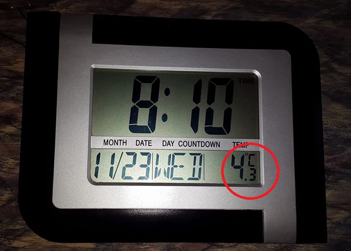 В красном кружке - температура в комнате, которую фиксирует градусник - всего 4 градуса тепла; фото:Фейсбук