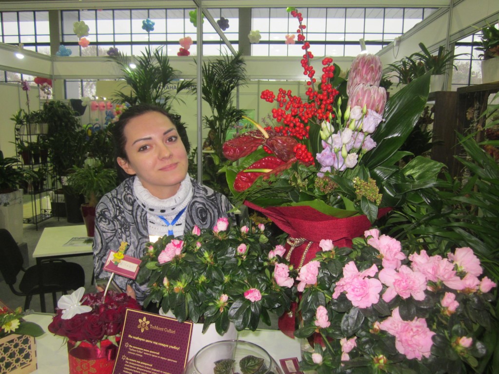Менеджер Мадина представляет магазин "Цветы Ташкента"; фото: Ц-1