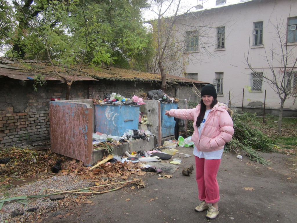Гульнара Юсупова демонстрирует мусорную свалку с двумя контейнерами на семь домов; Ц-1