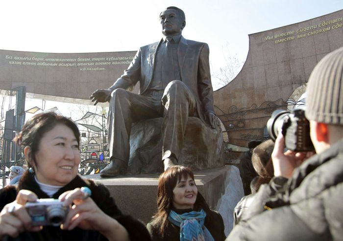 Памятник Нурсултану Назарбаеву в Алматы; источник - интернет 
