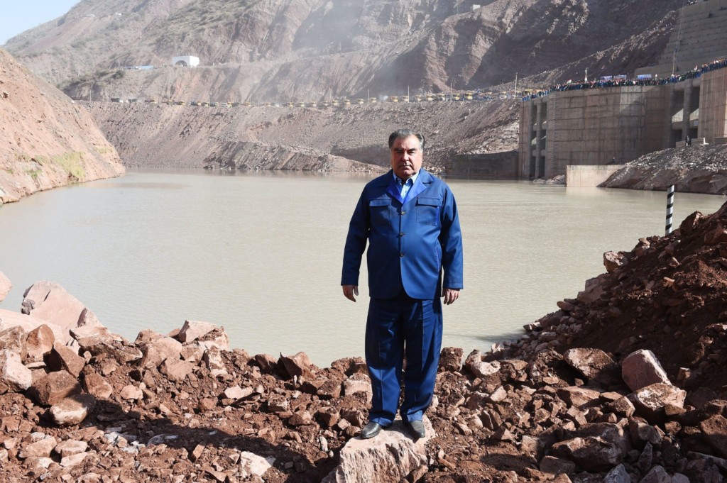 Президент Таджикистана Эмомали Рахмон открывает строительство плотины Рогунской ГЭС 29 октября; ttps://www.facebook.com/khadamotimatbuot
