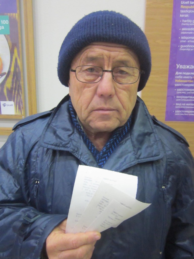 Правозащитник Шухрат Рустамов с квиточками отправленных бандеролей; фото: Ц-1