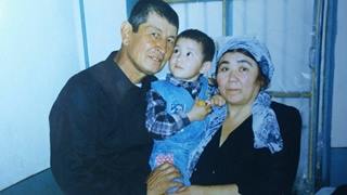 Самандар Куканов с женой и внуком в колонии; фото из семейного архива