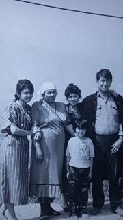 Самандар и Шахида Кукановы с дочками и внучками; фото из семейного архива