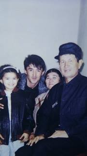 Жена Самандара Куканова и младший сын Мамаджон во время свидания с ним в тюрьме; фото из семейного архива