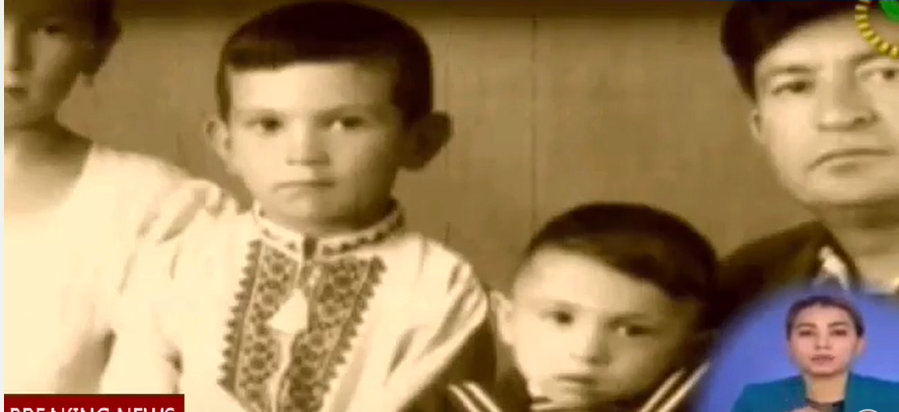 Шавкат Мирзиёев в детстве носил украинскую вышиванку, на фото с отцом, сестрой и братиком; скриншот с фильма УзТВ