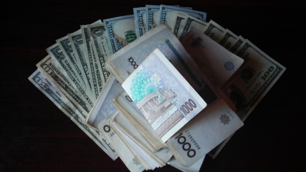 Наличные доллары в Узбекистане можно купить только на черном рынке; фото:Ц-1