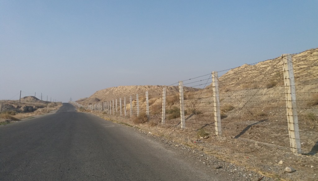 Вдоль узбекско-таджикской границы - сотни километров забора с колючей проволокой; фото:Ц-1