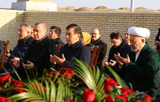 Турецкий президент помолился у могилы Ислама Каримова вместе с Шавкатом Мирзиёевым; фото: tccb.gov.tr