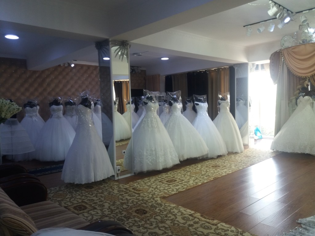Традиционные свадебные платья в одном из таджикских салонов; фото:Ц-1