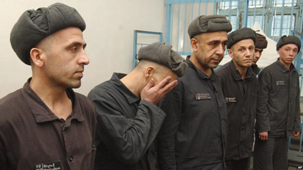 Заключенные колонии Жаслык в Узбекистане в 2003 году; фото: AП