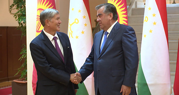 Президенты Кыргызстана и Таджикистана. ОДин из них - любитель отпусков, второй - нет; фото: Спутник