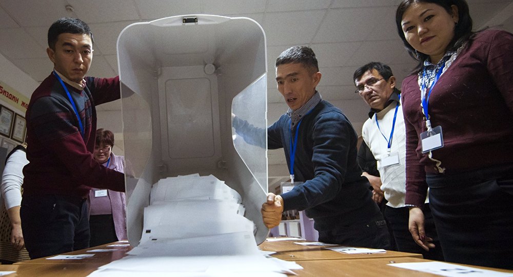 В Кыргызстане в один день прошел референдум по внесению поправок в конституцию и выборы местных советов; фото: Sputnik/Tabyldy Kadyrbekov