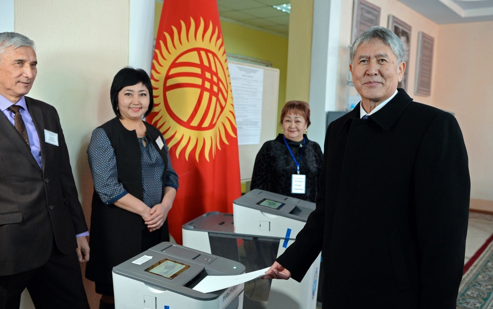 Президент Кыргызстана Алмазбек Атамбаев во время голосования на референдуме 11 декабря; фото:Вечерний Бишкек
