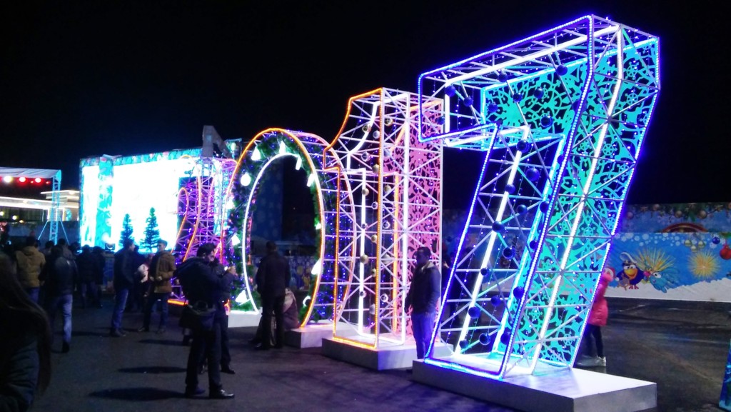 Праздничная инсталляция в новогоднем городе; фото:Ц-1