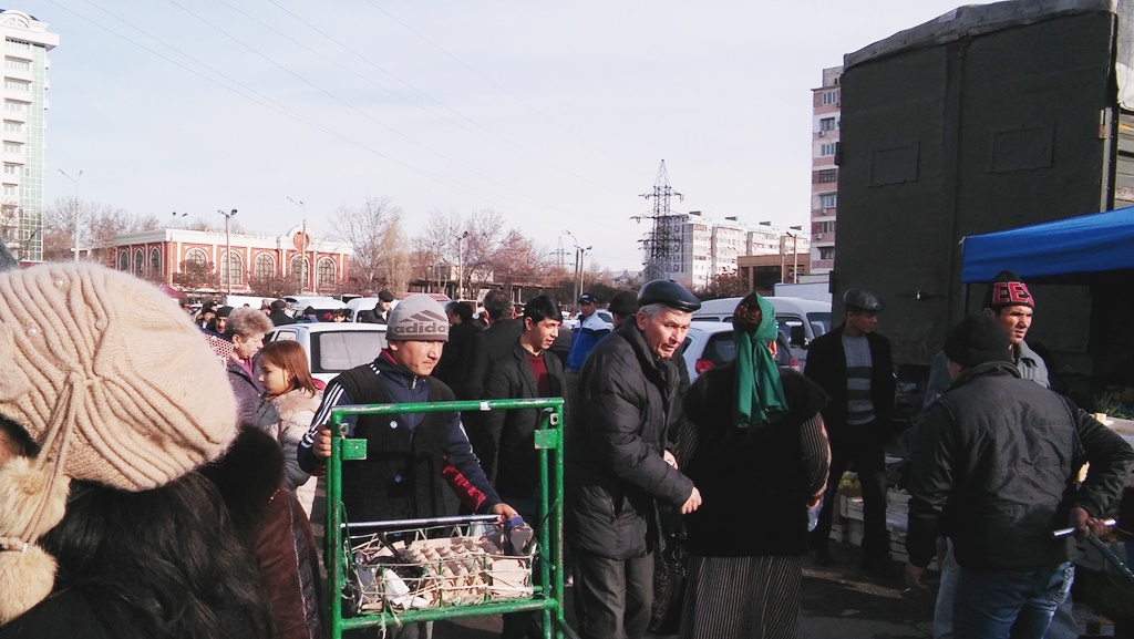 Предпраздничная суета на Юнусабадском рынке в Ташкенте: фоото: Ц-1