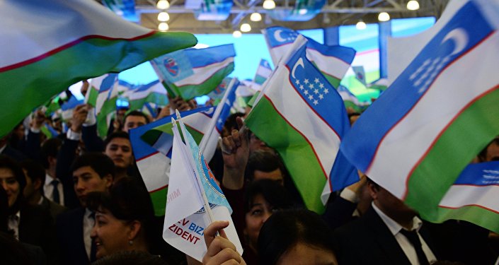 Узбекистанцы радуются победе Шавката Мирзиёева на выборах президента; фото: Спутник