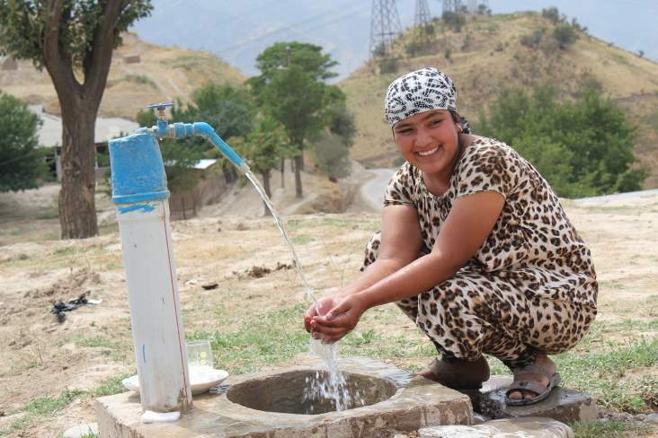 Водопроводная вода обойдется таджикистанцам дороже; фото: Мохсафар Нурова/USAID