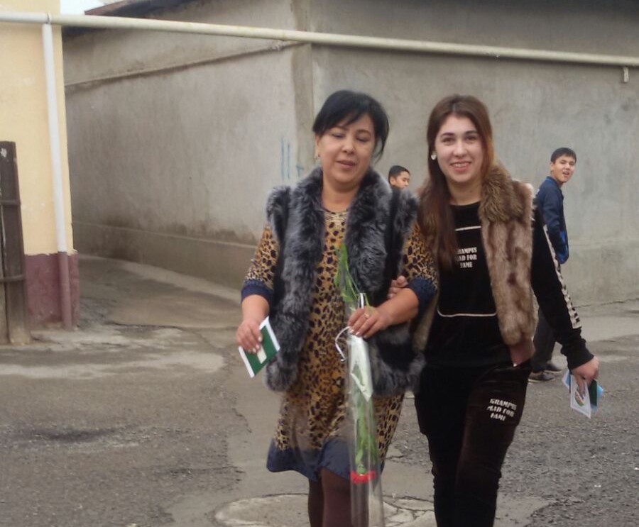 День выборов в ташкентской махалле - девушкам - цветы; фото: Ц-1