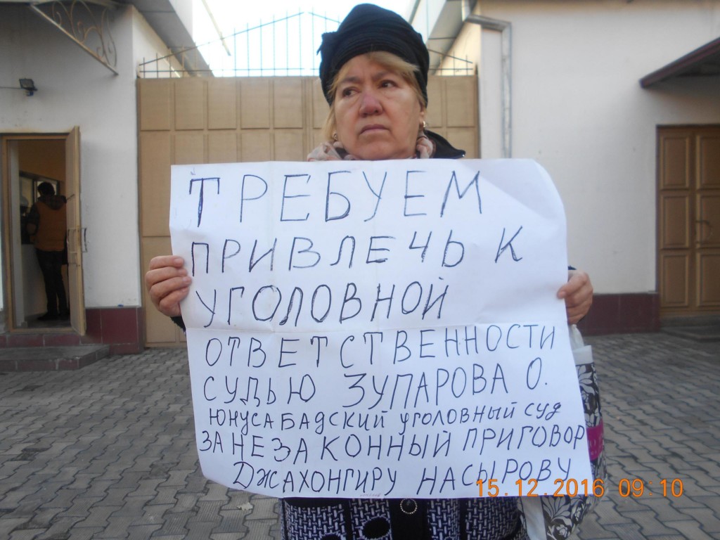 Фатима Насырова, мать осужденного, тоже присоединилась к пикету; фото:ПАУ