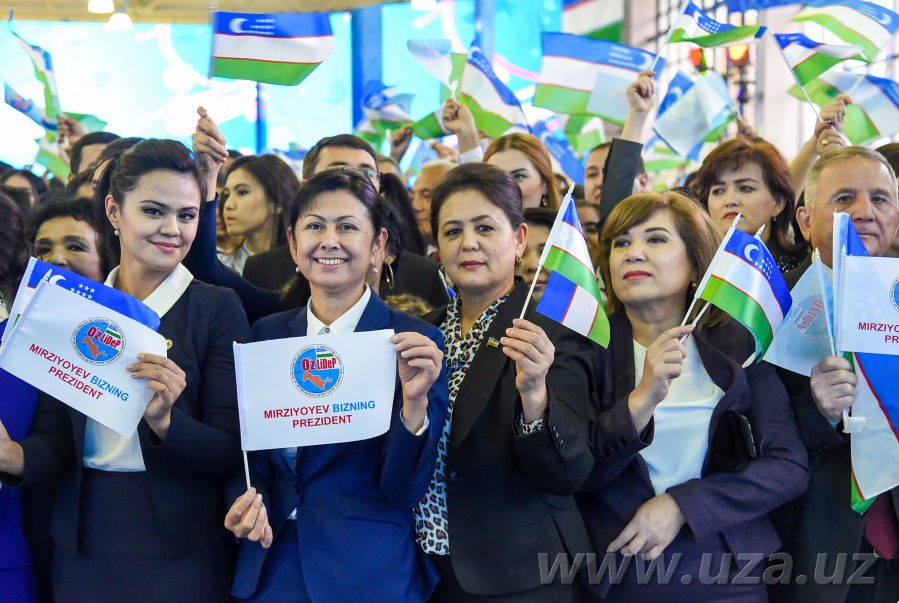 Женщины из УзЛиДеП рады победе Шавката Мирзиёева; фото: УзЛиДеП