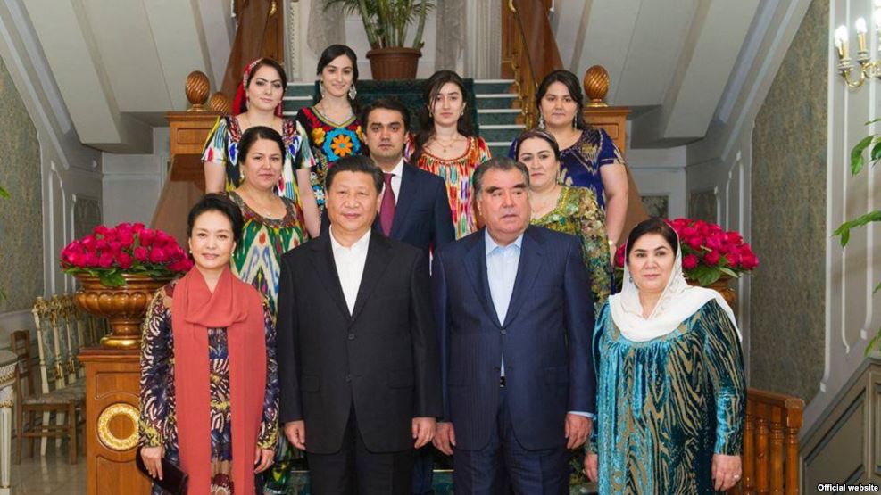 Президент Таджикистана Эмомали Рахмон с женой и восемью детьми принимает главу Китая Си Цзиньпина; фото: president.tj