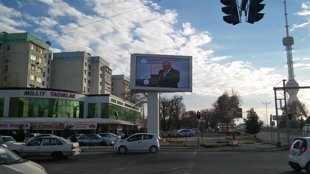 Билборд с изображением лидера НДПУ  Хотамжона Кетмонова; фото: Ц-1 