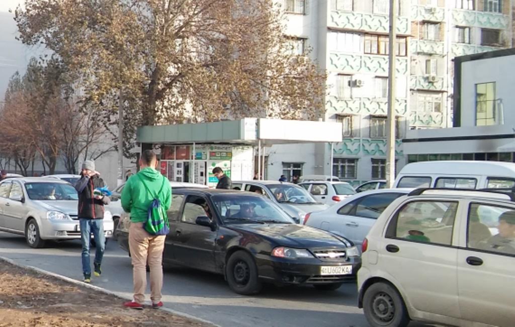Волонтеры на дороге в Ташкенте; фото: Ц-1