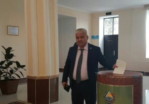 Олим Сулаймонов голосует на выборах президента в Ташкенте 4 декабря 2016 года