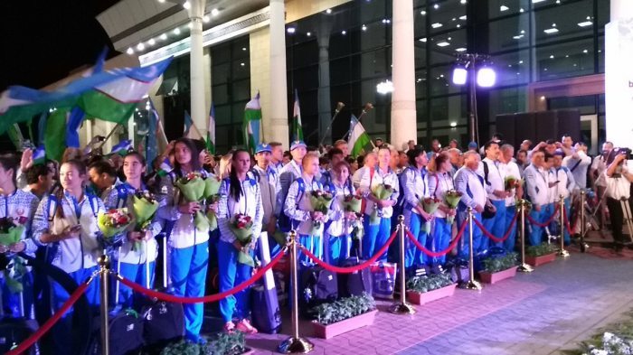 Встреча олимпийской сборной Узбекистана в ташкентском аэропорту; фото: 365info.kz