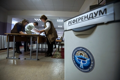 Во время референдума в Кыргызстане происходили технические сбои в электронной системе голосования; фото: Табылды Кадырбеков, Lenta.ru