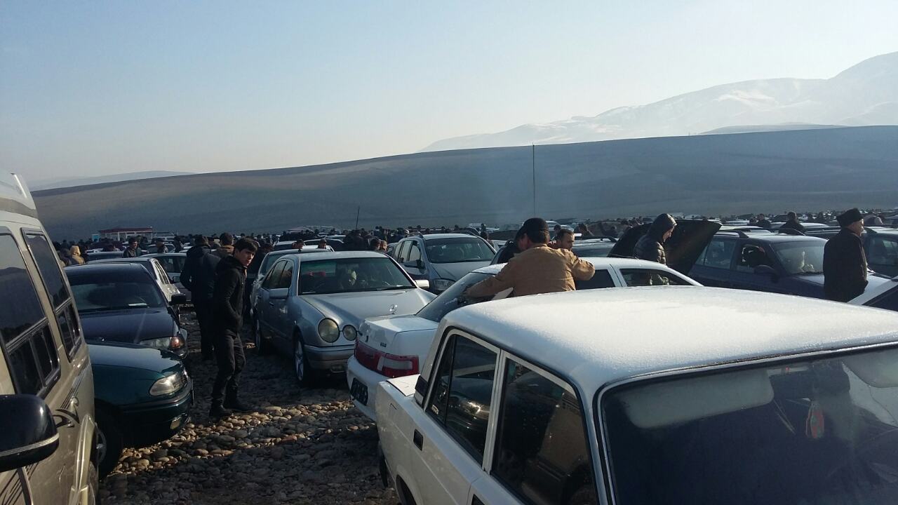 Покупатели прицениваются к автомобилям на авторынке в Душанбе; фото: Ц-1