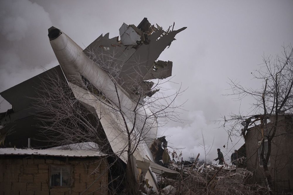Обломки самолета, упавшего на дома; фото: Спутник