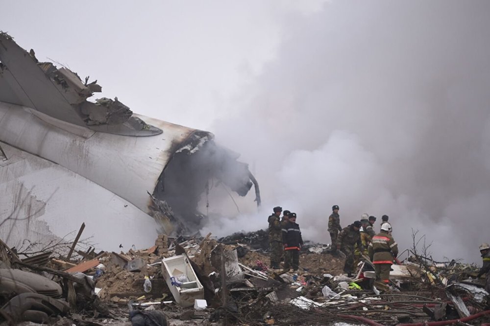 Обломки самолета, упавшего на жилые дома в Дача-Суу; фото: Табылды Кадырбеков, Спутник