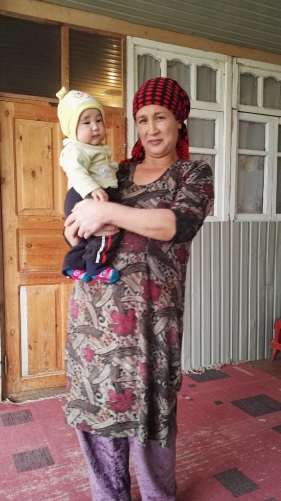 Сафринисо Содикова, жена Хамзы Турабекова с их маленькой дочкой; фото: Ц-1