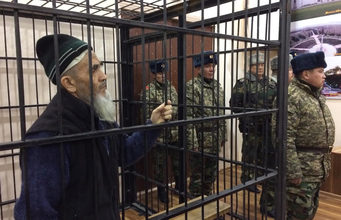 Азимжон Аскаров слушает приговор суда о оставлении в силе пожизненного заключения в 2017 году; фото: Ц-1