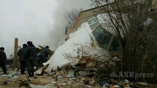 Турецкий самолет упал на жилые дома под Бишкеком; фото: ИА Акипресс