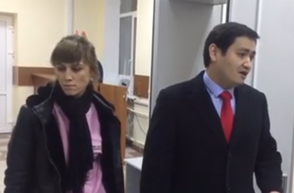 Нилуфар Мамасаидова и адвокат Бахром Исмаилов в больнице. Маме не разрешили даже увидеть дочь; фото: Фейсбук