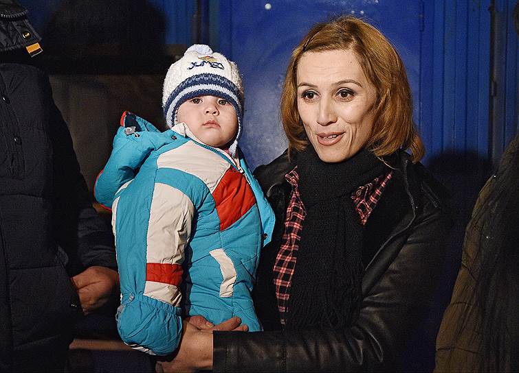 Нилуфар Мамасаидова с дочкой; фото: Коммерсант