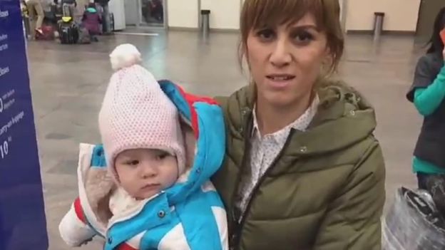 Мама и дочка в аэропорту; фото: Би-Би-Си