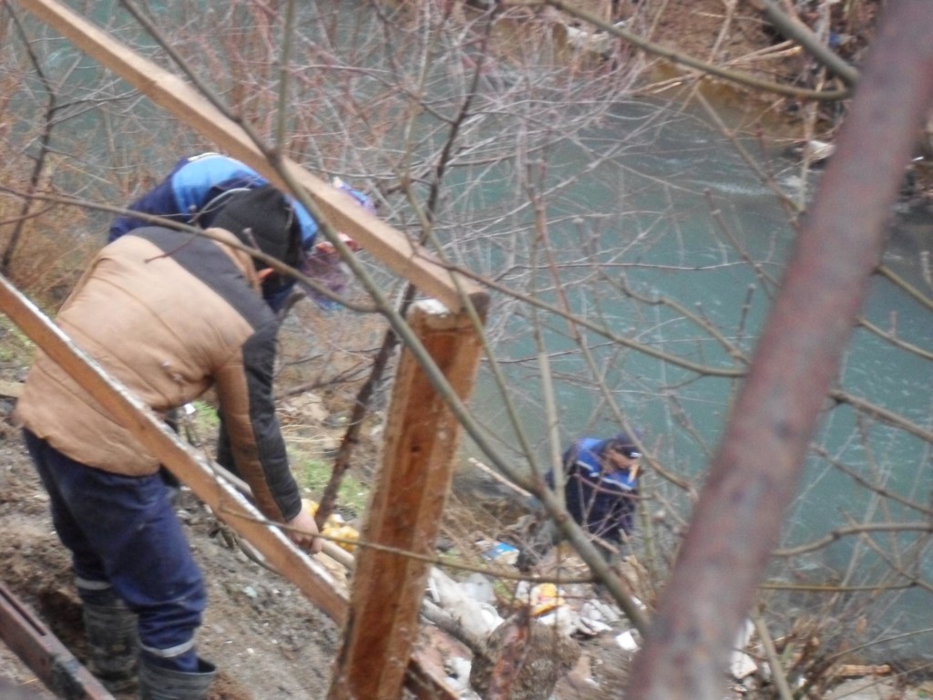 На берегу Бурджара в Ташкенте 22 января работала бригада рабочих; фото: Ц-1